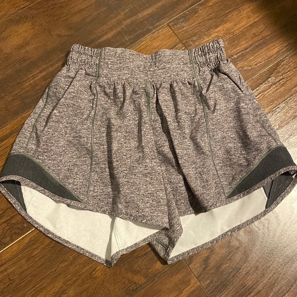 Lulu lemon Hotty Hot Low-Rise Lined Short 2.5"
